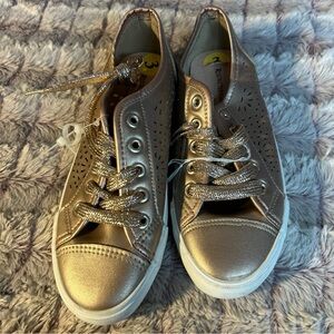 Girl Gold Restricted Sneakers
Size 3